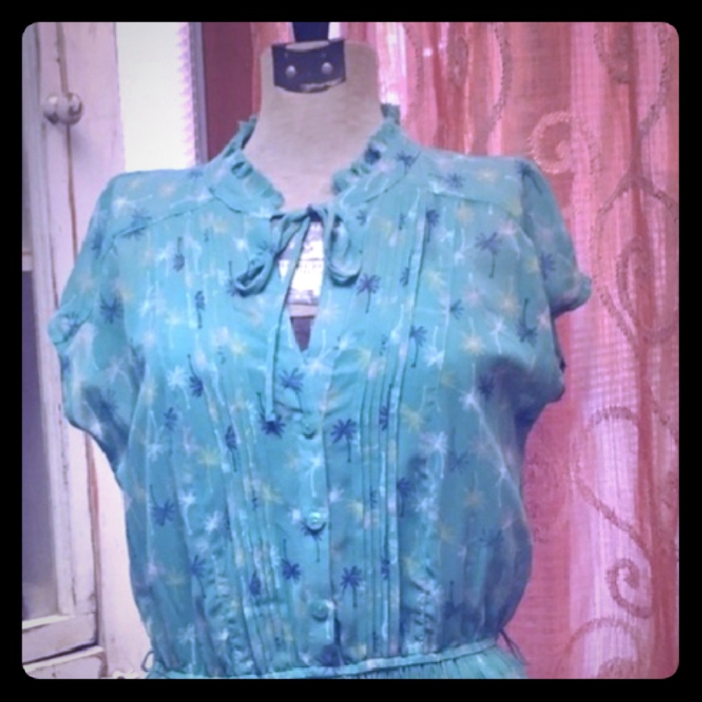 Lovely pleated summer dress by LC Conrad!  Size 8
